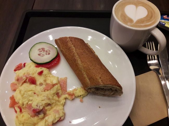 いったん、香港島西側のホテルにチェックイン。<br />遅めの朝食として、シンガポールで行きまくった某パン屋で。<br />・・・でも、ちょっとイメージと違うかな。