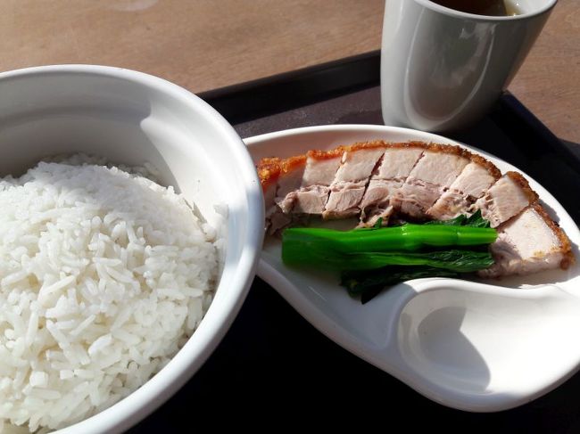 遅くなりましたが、香港の中心部に戻ってきて、昼飯。<br />ショッピングモール内のフードコートで、<br />豚肉とご飯のセット（52HKD）。