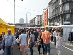 この日はベルギーで一番大きな朝市と言われる「ラ・バッド市」の日。

マース川沿い2km、歩き甲斐があり見応えもあります。