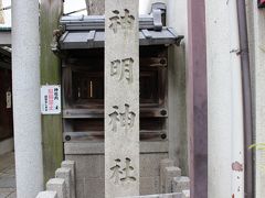 ホテルまでの戻り道　小さな神社を見つけました。

京都は、少し歩くとこのような神社やお寺がそこかしこにある気がします。