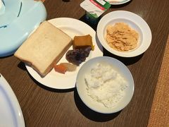 朝食はサンコーストカフェにて。

子供用の椅子や食器を用意してくれます。
パンやごはん、蒸し野菜をあげました。