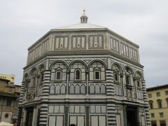 フィレンツェの洗礼堂。
11~12世紀に作られたフィレンツェでも最も古い聖堂建築の一つ。