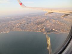 明石海峡大橋が見えてきました。
もうすぐ神戸空港に到着です。