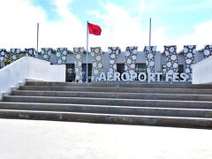 まずは到着したフェズの Saïss Airportです
新しめの近代的な空港で気持ちよかった

深い霧の中で真っ暗　というより真っ白だった夜遅く11時に着きました


写真は帰りに撮ったものです
