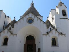 トゥルッロの教会、サンタントニオ教会。
トゥルッリ群の街であるアルベロベッロならではの教会。