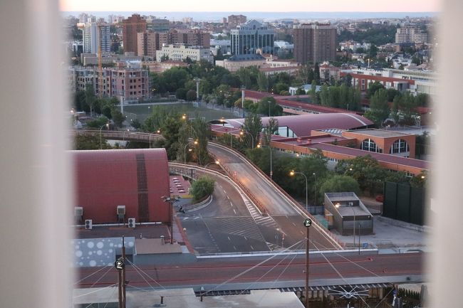 マドリードの郷土料理のコシードをたらふく食べて、大満足でした♪<br /><br />外はゆっくり日が暮れてきました。<br />明日またフライトが早いので、今日はホテルでもうお休みしますzzz