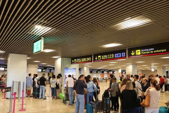 ライアンはめちゃくちゃ混んでました。<br />ライアンを使うのは６年ぶり♪<br />これ以来やなぁ(´- `*)<br />↓<br />訳あって一人旅　ドルトムント優勝を見届ける（ケルンもあるよ）編 （4/30）<br />https://4travel.jp/travelogue/10565825