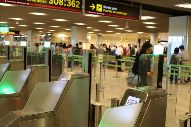 マドリードはイミグレ行くのに自動改札みたいのがあってセキュリティがしっかりしてた印象。