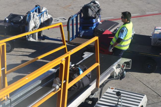 あっ！<br />あれオラの荷物ずら。<br />良かった、ちゃんと乗っけてくれて。