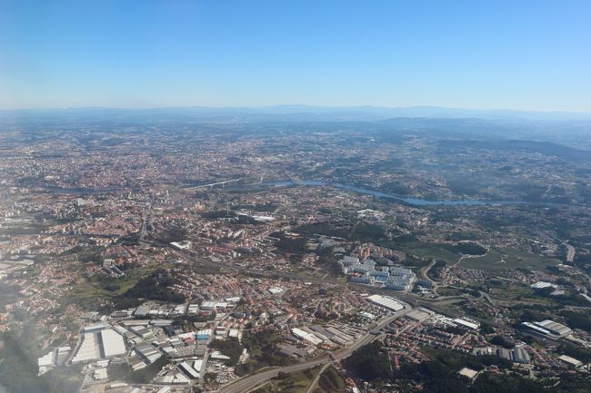 よくパイロットの待遇改善でストライキがあるけど、なんとかそれに当たらずに無事に飛んでくれた。<br />振替ないので、旅行だとリスキー。<br />そっちに住んでる人なら、まあリカバリー出来るだろうけども。<br /><br />赤屋根の綺麗な街並み♪