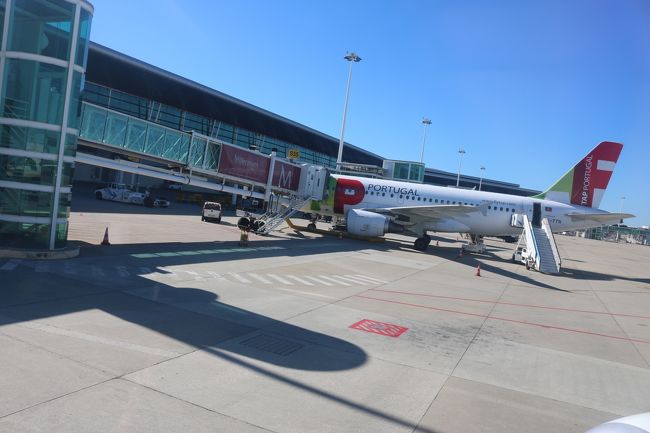 わずか１時間ちょっとのフライト。<br />ポルトに着いたー(^з^)