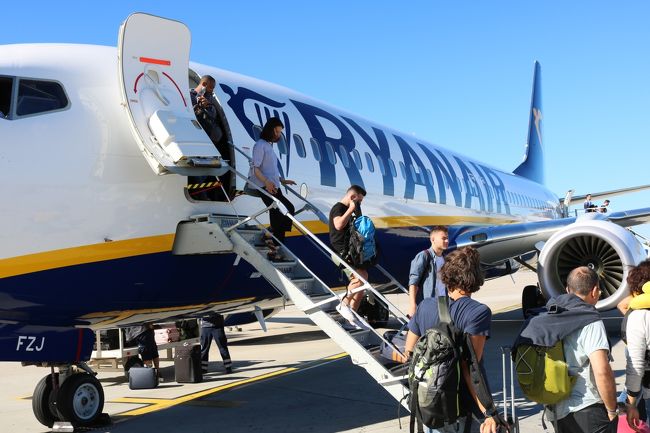 ライアンは絶対に沖止めで歩かされるのです。<br />ブリッジ代すらケチるのです(笑)<br />まあそれが大事なんだけども。<br /><br />ちなみに空港を使う費用って、結構するんだよね。<br />参考までに成田を貼り付けました(笑)<br />https://www.naa.jp/jp/b2b/fap/charge/charges.html