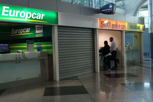 空港がかなり寂しい感じがしたの。<br /><br />で、ポルトガルではレンタカーを借ります。<br />安定のヨーロッパカーさま♪