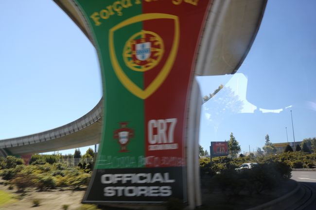 さあしゅっぱーつ♪♪<br /><br />あぁーぶれたΣ(･∀･|||)<br /><br />空港敷地内にて、広告出てた。<br />レアルでもない、ポルトガル代表でもない、クリスティアーノロナウドのオフィシャルショップがあんの？<br />(; ﾟ ﾛﾟ)ｽｹﾞｰ