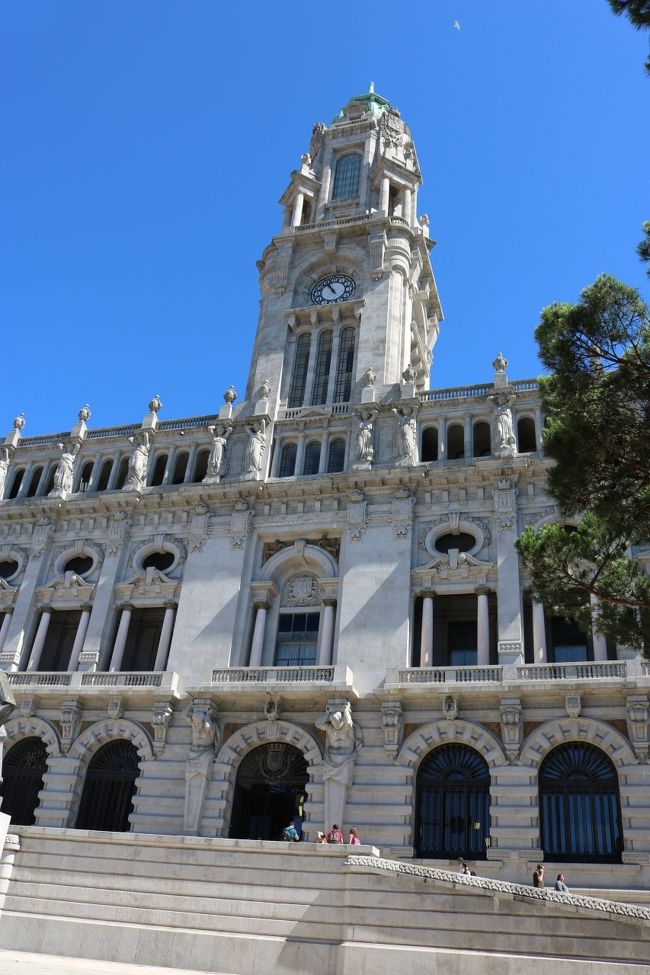 ではそんなポルトの街を、現在のポルト市役所の前に車を停めて、いざ街歩きスタート♪