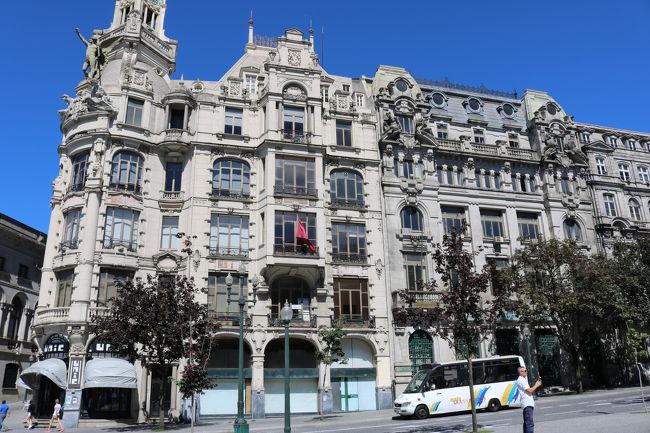 ホテルアリアドスを横目にまずはサンベント駅へ向かいます。<br />それにしてもずいぶんクラシカルなホテルね。