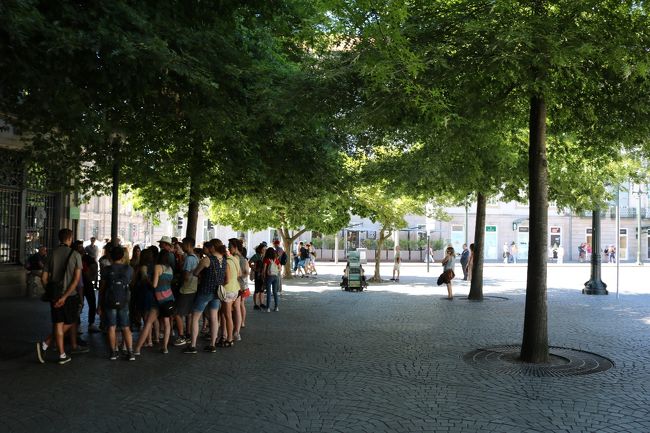 ポルトはかなり有名な観光都市ですから、ガイド付の観光グループもたくさんいました。