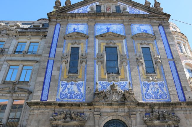 ほとんどが、この壁一面のアズレージョを見に来ている観光客。<br />アズレージョとはポルトガル伝統の装飾タイルのこと。