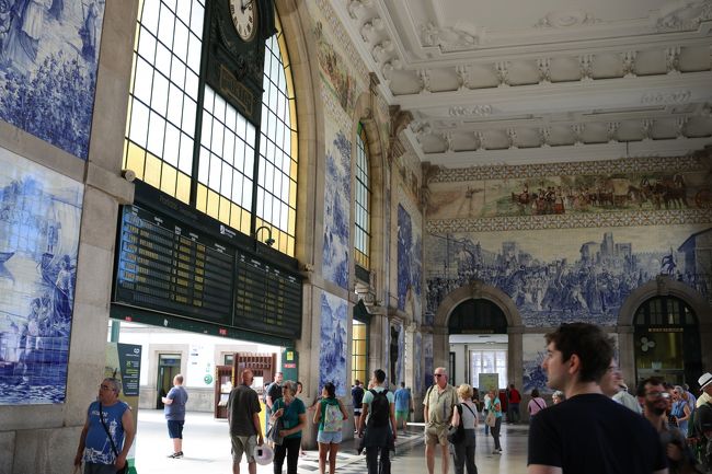 駅構内を彩るおよそ2万枚のアズレージョ。