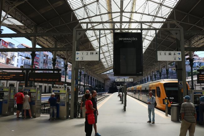 プラットホームはいたって普通(笑)<br />しかも人が少ない(-_-;)