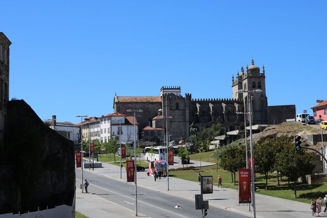 サンベント駅を出て、ドウロ川の方へ。<br />遠目に見えるポルト大聖堂。