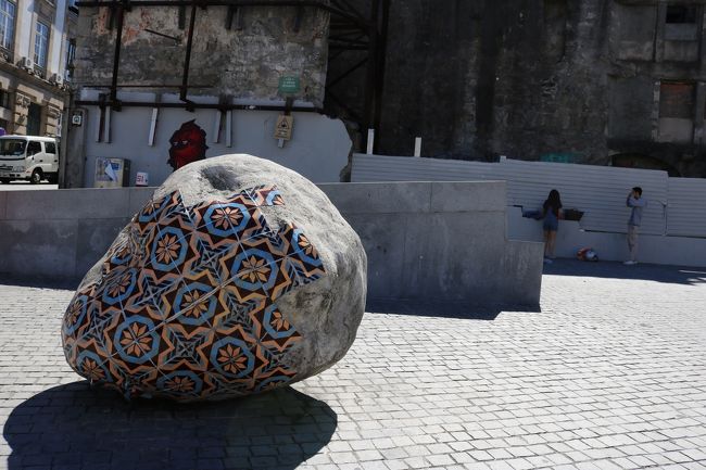 あれ？<br />急に道に転がってる大岩。<br />それに装飾してある。<br />どして？