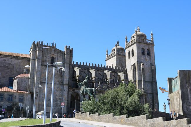 ポルト大聖堂に入ってみます♪<br />ドデカい(O.O;)