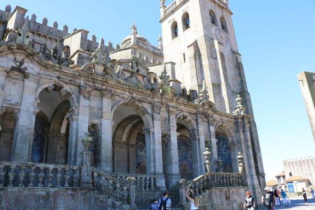 1110年頃に建設が始まったとされるポルト大聖堂は、市内で最も古い建造物。<br />建設当初はロマネスク様式で建てられましたが、その後、街の発展に伴い幾度も増築、改修が行われたため、ゴシック、バロックなど様々な建築様式が混在する聖堂となったそうです。