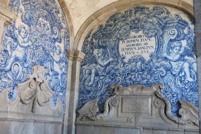 回廊はヴァレンティン・デ・アルメイダによりバロックのアズレージョで装飾されておりまして、サンベント駅とともに、とっても美しい♪<br />ポルトらしさが溢れてる(´- `*)