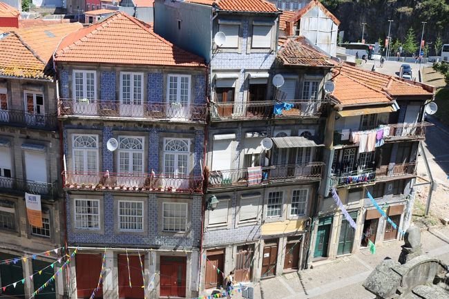 ポルトの市街地だからある程度の所得のある方々の地区だと思うんですけど、こんな感じの住宅ばかり。<br />哀愁を感じるなぁ。