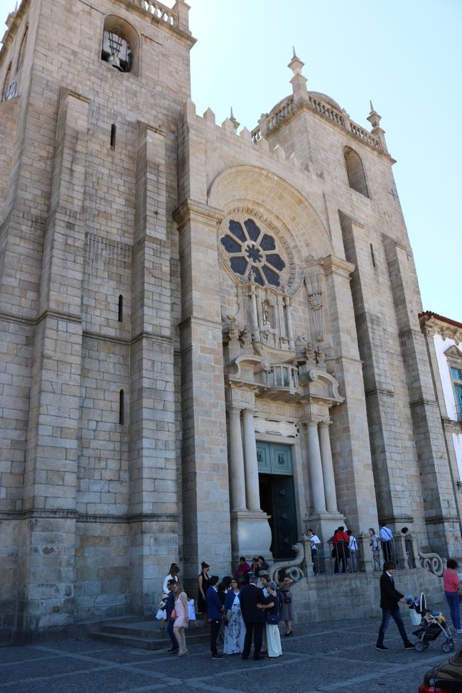 たびたび改築されて建築様式様々ですが、ファサード全体の外観はロマネスク様式のままなんだそう。