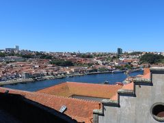 ポルト大聖堂のすぐ先にはドウロ川が流れてまして、美しさがちょこっと垣間見える♪

では川沿いに降りてみようかな。