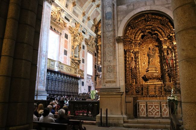 それほど派手ではないけど、凝った装飾は必見の価値あり。