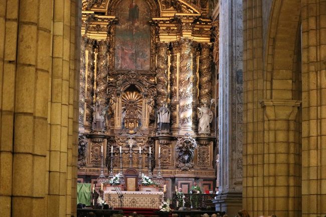 この銀細工の祭壇とアズレージョの回廊が美しい。<br />ポルト来たら、ポルト大聖堂に来るべし( ・`д・´)ﾏｽﾄﾀﾞﾖ