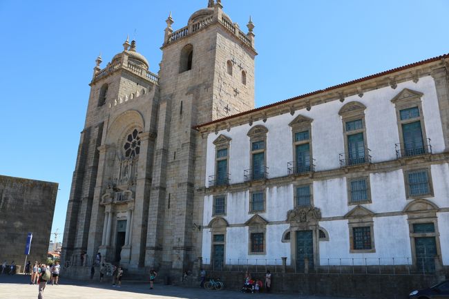 大聖堂の正面へ回りました。<br />うーん、かなり立派な大聖堂です。