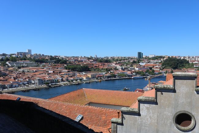 ポルト大聖堂のすぐ先にはドウロ川が流れてまして、美しさがちょこっと垣間見える♪<br /><br />では川沿いに降りてみようかな。