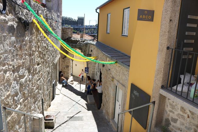 よーし、そうと決めたらこの階段を降りてドウロ川まで行ってみよーヽ(ﾟ∀ﾟヽ)<br />ポルト大聖堂がある場所はかなり高い場所なので、坂と階段を下って行きます。