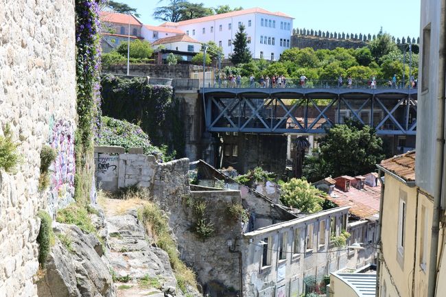 まだドンルイス１世橋と同じ高さ。<br />階段が地味に足にくる(T-T)