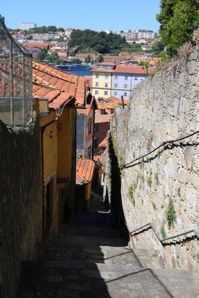 ポルトの街を縦横無尽♪<br />日本の長崎と少し似た感じだなぁ、と思ったんですよ。<br />坂の多い、港町というところが。<br /><br />帰国後に調べたら、なんと長崎とポルトは姉妹都市だったんです(；ﾟдﾟ)ｳﾜｰｽｹﾞｰ