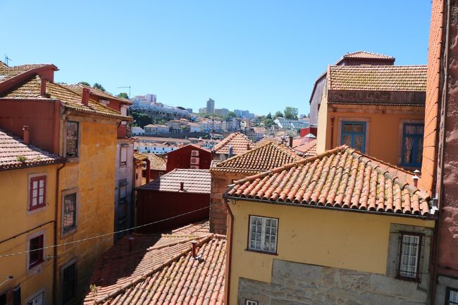 赤瓦屋根のお家がかわいい♪<br />ポルト大聖堂からドウロ川沿いまで歩いて降りてますが、車も入れないくらいの狭い地域。<br />普段の生活も大変そうだな。