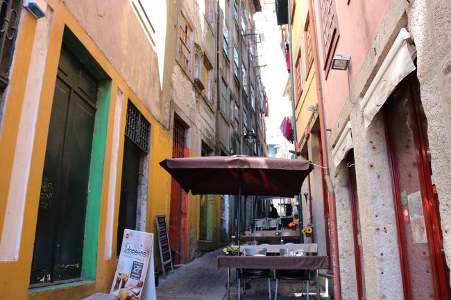 レストランはこれでもかっ！！と路地を占拠するんだ。