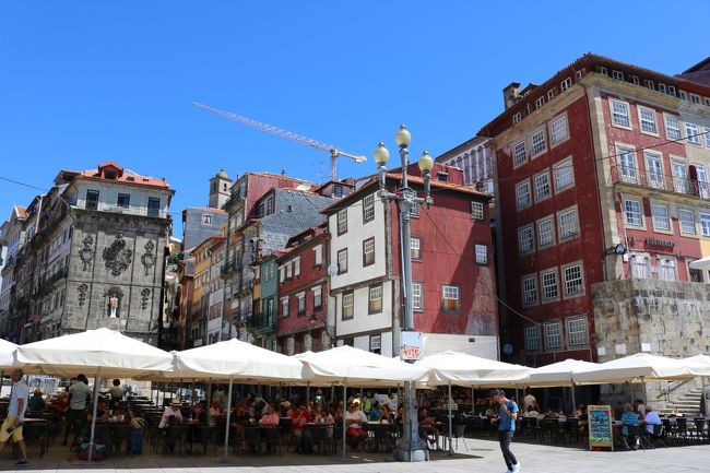 ドウロ川の両サイドにはレストランや、ポートワインのお店など、かなり賑わってました。