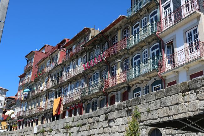ドウロ川沿いに建つ住宅もかなりカラフルでして、見て歩くだけで楽しい♪