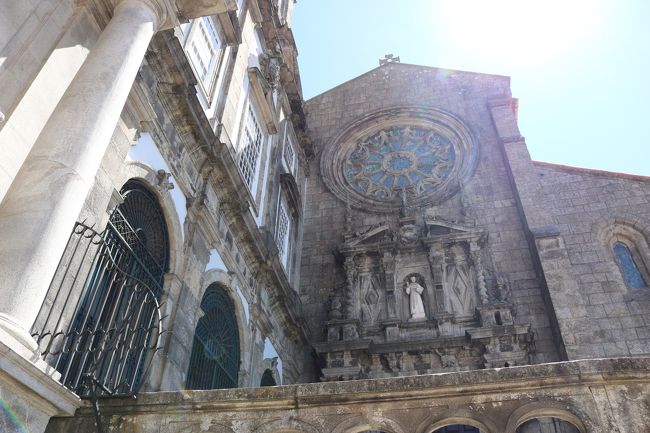 14世紀に修道院付のゴシック教会として建てられましたが、17世紀にバロック様式へと改築されました。<br />そのバロックの装飾がとんでもないことになっとるのです(笑)