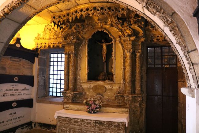 宗教画を中心とした展示と、キリストさんを祀る礼拝堂。