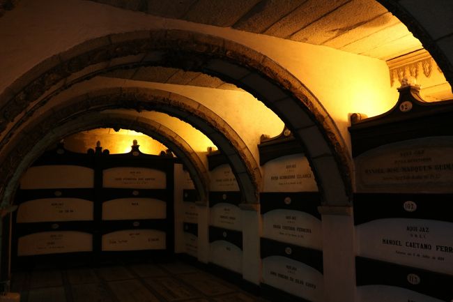 故人の骨を納めてもあった。