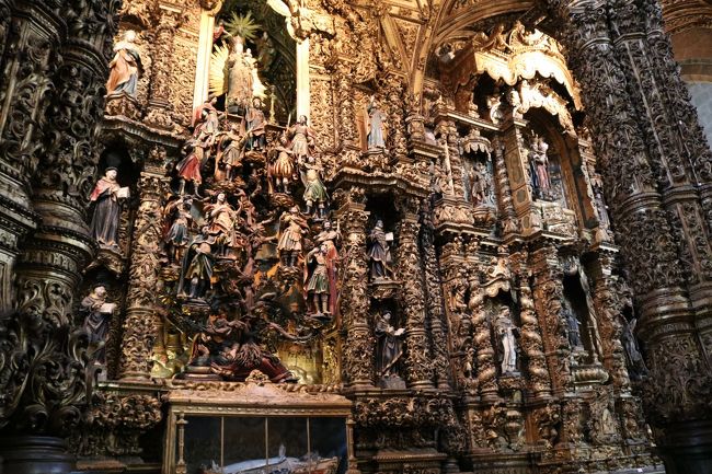 これヤバくないΣ(･ω･ﾉ)ﾉ？<br />バロックの極致とはここのこと。ターリャ・ドウラーダという金泥細工というんだそう。<br /><br />この作品はジェッセの樹というキリストの系図だそうで、この教会の一番の作品です♪(*´σｰ｀)ｽｹﾞｰﾅ