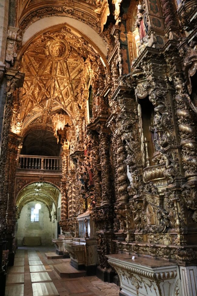 サンフランシスコ教会の内部全ての天井、壁、柱などの装飾に金箔が貼り付けてあって、ゴッテゴテのキラッキラなのです(´- `*)