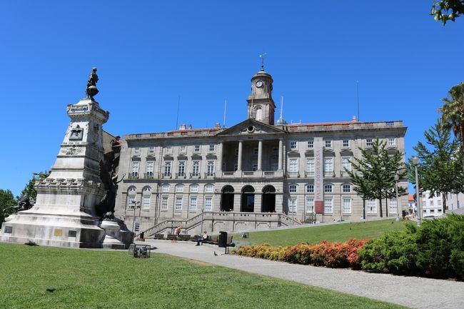 ポルトスゲーな。<br />まだドキドキしてるわ。<br />外へ出ると、お隣はボルサ宮。<br />アルハンブラ宮殿を模して作られたという、かつての証券取引所。<br />ボルサだもんね。