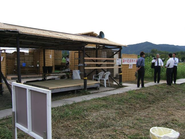 近くの湯の花温泉から運んで来たんですね。<br />足湯が出来ていました。<br />1回100円。